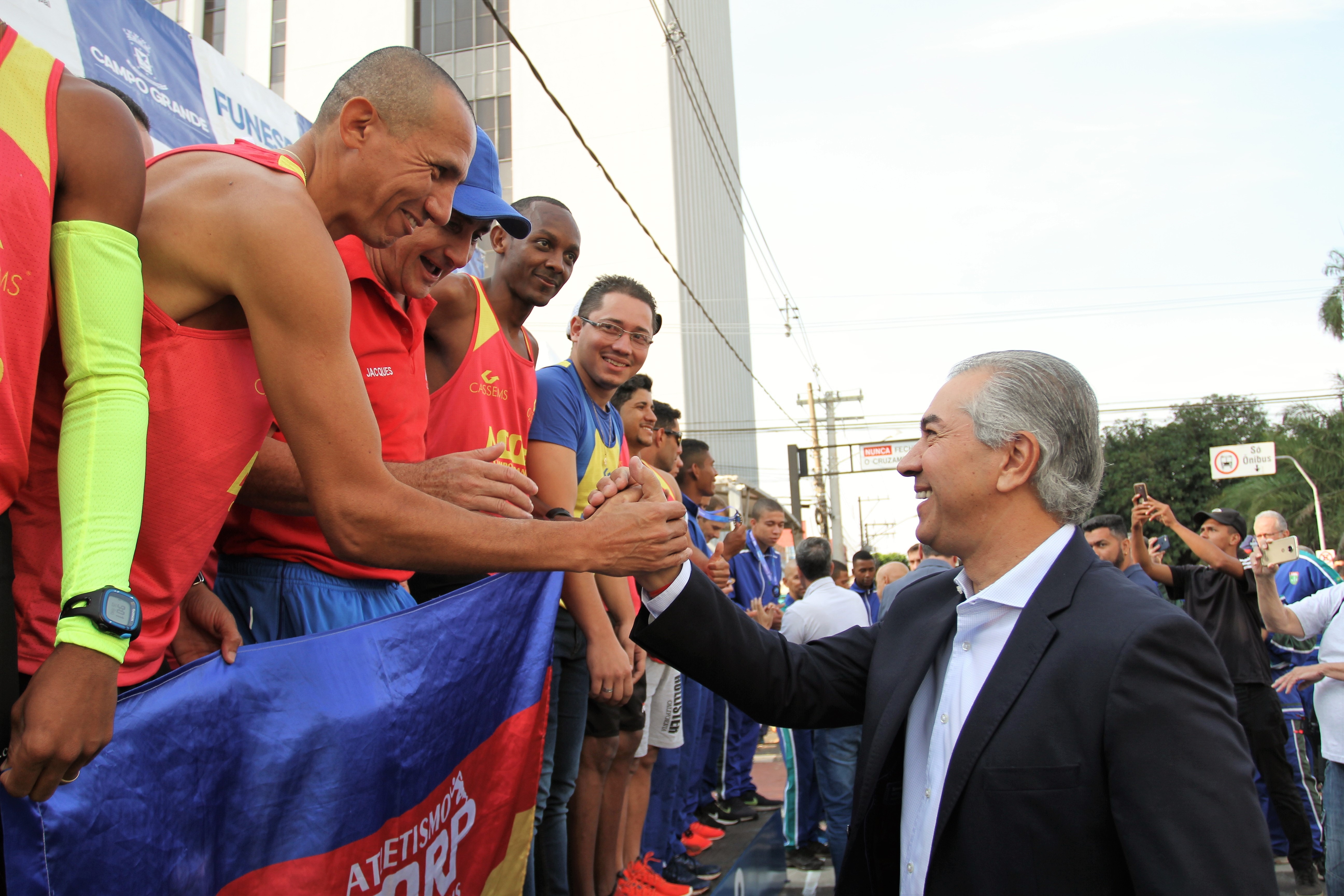 Durante desfile, governador destaca parcerias em prol da população Foto: Saul Schramm