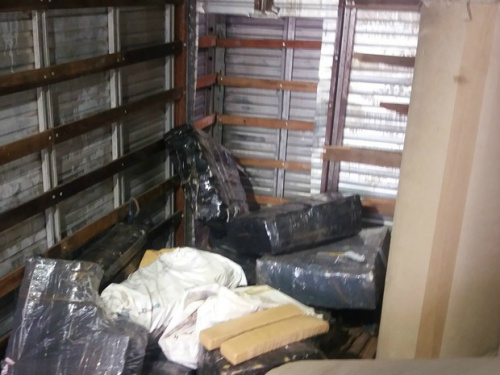 PRF suspeita de placa do RN e apreende 1 t de maconha em MS Entorpecente estava escondido em fundo falso de caminhão-baú (Foto: Emerson Arce/TV Morena)