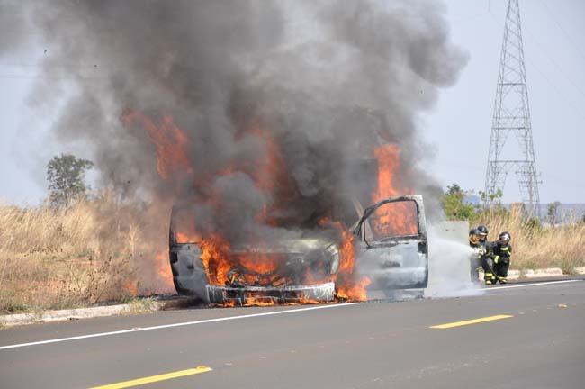 F-350 carregada com botijões de GLP e oxigênio é destruída por fogo na BR-060 O Correio News