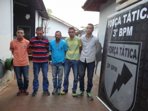 Um preso com droga e quatro acusados por fazer papel de ‘batedor’ na BR 163 Os acusados foram presos por volta de 15h na BR-163- Trevo da Bandeira- Fotos: Osvaldo Duarte