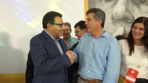 Murilo Zauith cumprimenta Carlos Siqueira, novo presidente nacional do PSB (Foto: Douranews)
