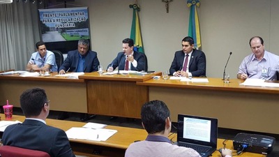 Grupos de trabalho vão criar manual da regularização fundiária Deputado Renato Câmara presidindo a reunião da frente parlamentar