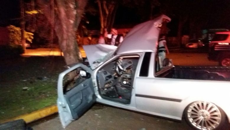 Homem morre após veículo bater em árvore