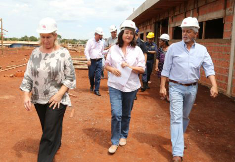Prefeita Délia e secretária Maria do Carmo visitaram as obras na companhia de vários convidados e responsáveis pelo residencial – A. Frota
