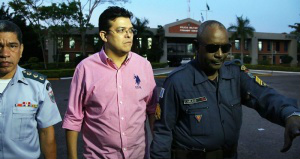 Gilmar Olarte passa mal em presídio e encaminhado ao hospital sob escolta Gilmar (quando era levado para o presídio na sexta-feira) está sob escolta da Polícia no hospital (Foto:Arquivo)