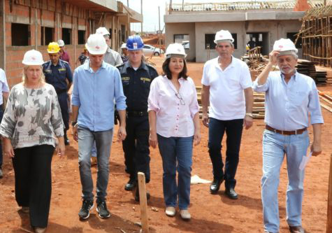 Prefeita Délia e secretária Maria do Carmo visitaram as obras na companhia de vários convidados e responsáveis pelo residencial – A. Frota
