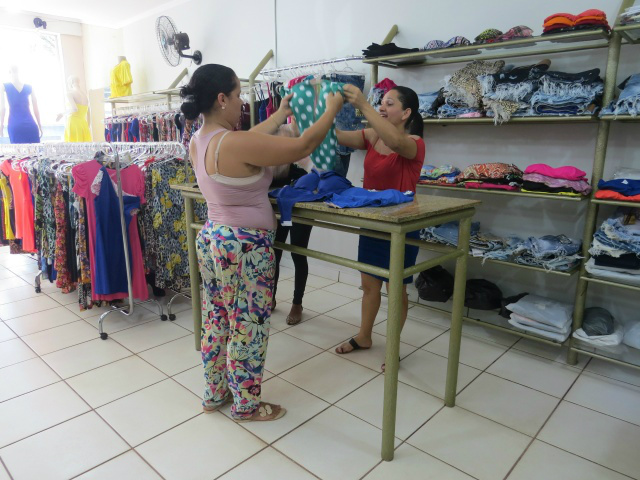 Douradenses vão às compras de roupas de verão
Foto: Laurinda pais