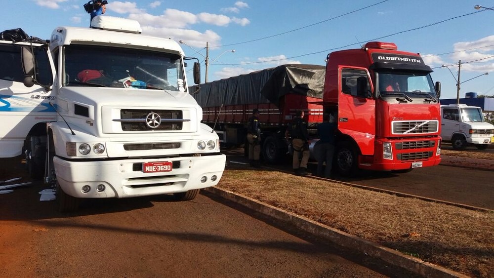 PRF apreende cerca de 7 toneladas de maconha em fundo falso de carretas Carretas estavam com 7 toneladas de maconha, diz PRF (Foto: Gabriela Pavão)