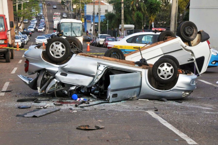 A cada 5 dias, uma pessoa morre no trânsito de Campo Grande em 2018 Acidente no no cruzamento das ruas Anhandui com Marechal Cândido Rondon, em 15 de junho deste ano.