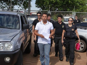 Por diárias ilegais, vereador mandava assessor sumir até do Facebook Cícero dos Santos quando chegava à delegacia da PF conduzido por agentes federais, na quarta passada (Foto: Osvaldo Duarte/Dourados News)