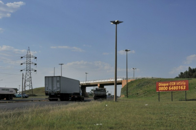 Várias placas foram espalhadas pela BR informando o número para atendimentos (Foto: Alcides Neto)