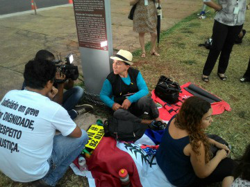 Alagoana não levou ao protesto a chave do cadeado, disse colega