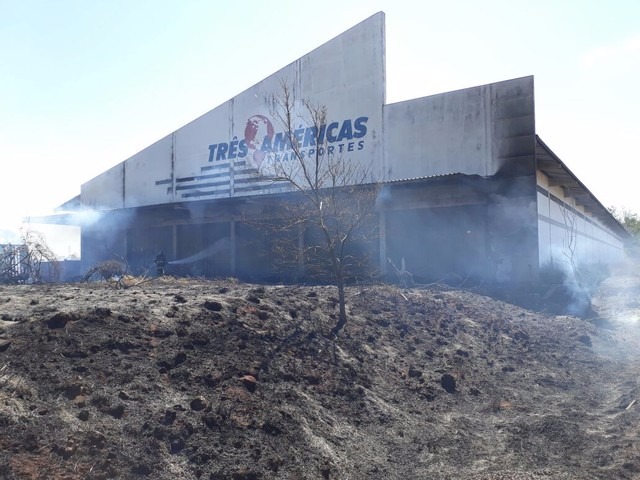 Incêndio em transportadora destrói caminhões e funcionários passam mal Funcionários demoraram a pedir socorro porque era horário de almoço (Foto: Jeferson Ageitos)
