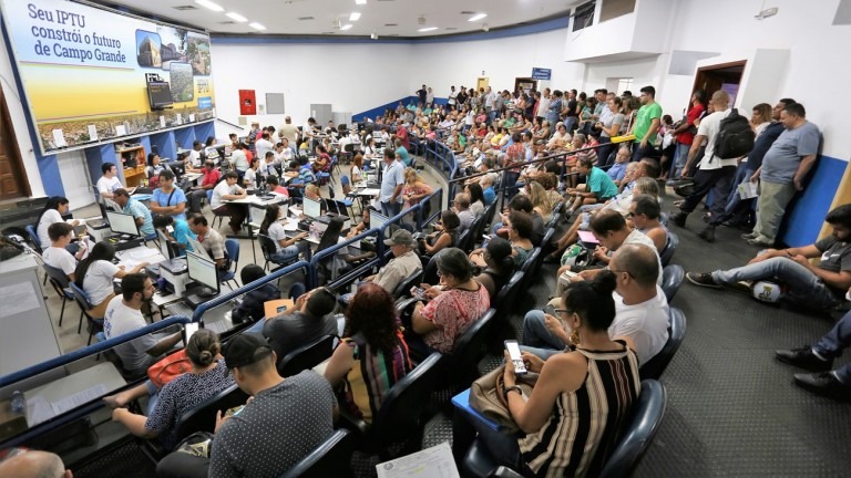 Contribuintes aproveitam descontos do Refis Natalino para quitar dívidas com a Prefeitura Contribuintes aproveitam descontos do Refis Natalino para quitar dívidas com a Prefeitura
