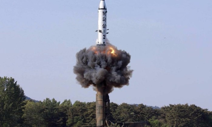 Coreia do Norte lança míssil sobre o Japão, diz governo japonês Testes com mísseis balísticos da Coreia do Norte elevaram as tensões na região - AP
Leia mais: https://oglobo.globo.com/mundo/coreia-do-norte-dispara-novo-missil-que-sobrevoa-japao-21757139#ixzz4r5sD8vlE
stest