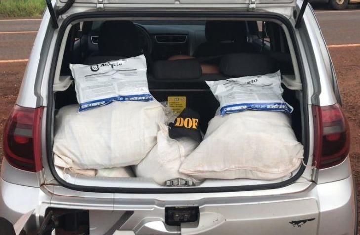Polícia apreende carro transportando agrotóxico contrabandeado Divulgação