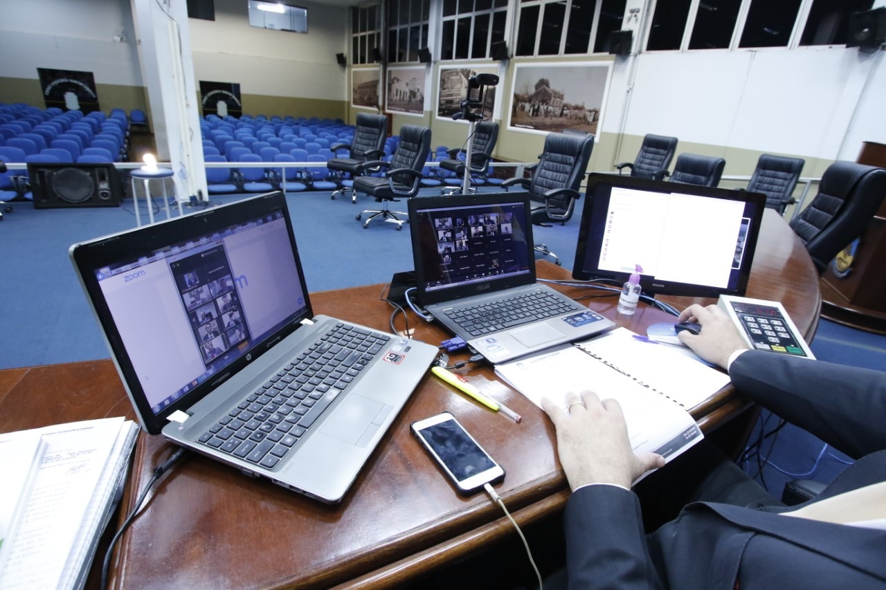 Sessões virtuais contam com a participação de todos vereadores por meio de plataforma digital. Thiago Morais