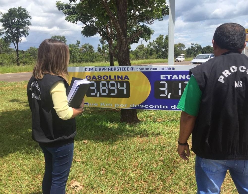 Fiscais do Procon conferem preços da promoção (Foto: Dyego Queiroz)