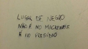 Pichação racista é encontrada em banheiro da Universidade Mackenzie, em SP Foto: Reprodução / Facebook
