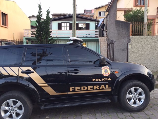 Ação da PF combate grupo suspeito de comprar drogas de traficante brasileiro preso no Paraguai Polícia cumpre mandado judicial na serra gaúcha (Foto: Divulgação/PF)
