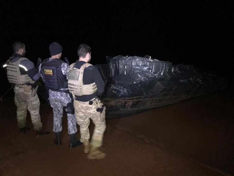 As caixas com cigarros foram encontradas em um barco.Outra parte estava em um caminhão - Divulgação Polícia Federal