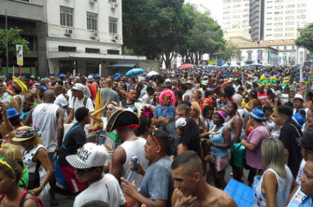 Cordão da Bola Preta, Galo da Madrugada e outros blocos de Carnaval arrastam multidões às ruas do País Cordão da Bola Preta leva milhares de pessoas às ruas do Rio
Vitor Abdala/Agência Brasil