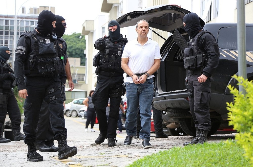 PF diz que uso de algemas nos pés e nas mãos de Cabral foi para garantir a segurança Sérgio Cabral foi algemado nas mãos e nos pés (Foto: Giuliano Gomes/PR Press)