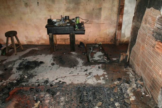 Cama foi destruída pelo fogo. (Foto: Marcos Ermínio)