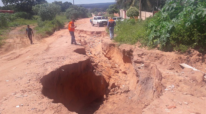 Técnicos da Defesa Civil do Estado fazem vistoria em Coxim, onde voçoroca atingiu via urbana paralela à BR-163.