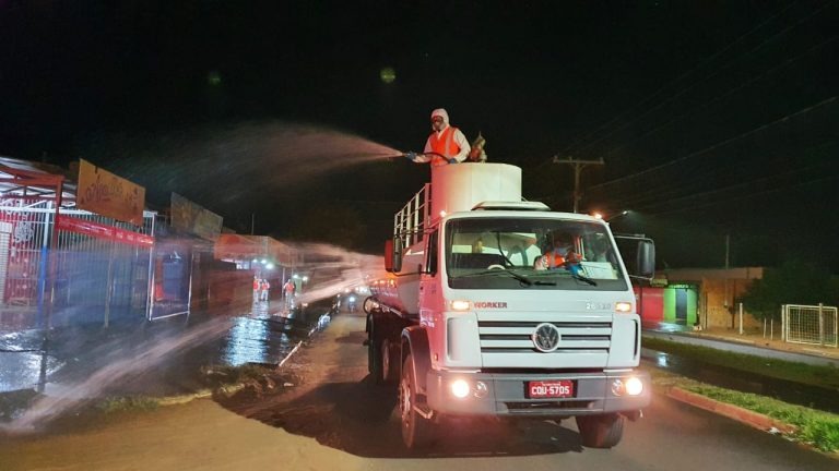 População aprova desinfecção de ruas realizada contra contágio do coronavírus Glenda Gabi