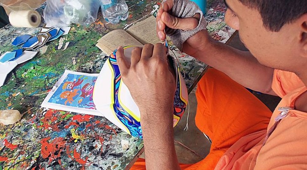 Detentos produzem 4 mil bolas para campeonatos de várias regiões do país Bolas atendem o mercado esportivo, segundo Agepen (Foto: Agepen/Divulgação)