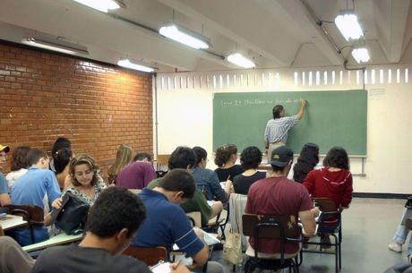 MEC muda regra do Fies e pode cobrar 584 mil alunos em atraso Nova regra foi publicada no DOU na sexta-feira (27)
Agência Brasil