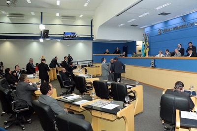 Vereadores aprovam oito projetos e mantêm um veto na sessão desta terça-feira
