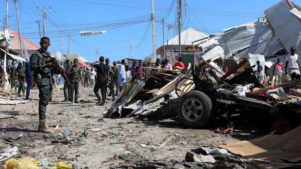 Explosão de carro-bomba deixa ao menos 76 mortos na Somália (Feisal Omar/Reuters)