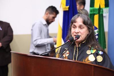 Vereadores homenageiam poetisa douradense durante sessão solene Heleninha durante discurso de agradecimento (Foto: Eder Gonçalves)