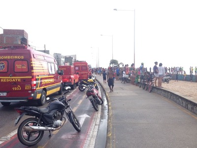 Bombeiros estão na área fazendo o resgate na Zona Sul do Recife (Foto: Wagner sarmento/ TV Globo)

