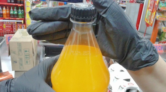 Procon autua supermercado por exposição de produtos vencidos