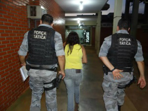 Mulher foi presa por furtar envelope com dinheiro em hipermercado - Foto: Osvaldo Duarte