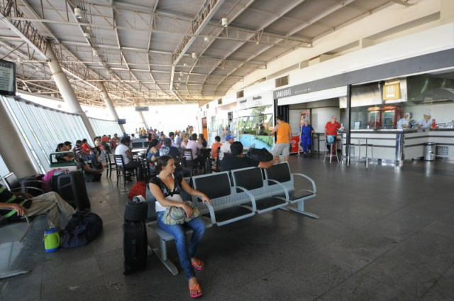 Calorão de 41º C castiga passageiros em espera de até 18h na Rodoviária Os passageiros observaram a falta de ventiladores e ar-condicionado e sofreram com o calor (Foto: Alcides Neto)