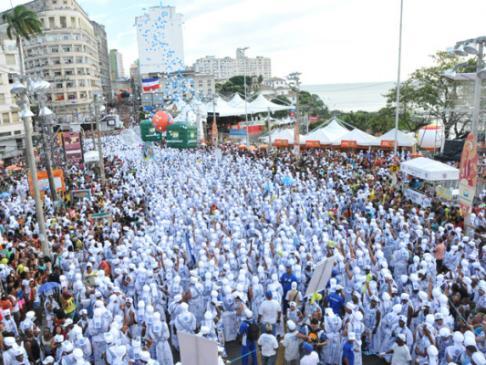 Filhos de Gandhy levam mensagem de paz a centro histórico de Salvador Fotos: Bocão News // Divulgação
