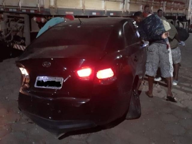 Após o atropelamento veículo bateu em uma carreta. Márcio Rogério/Nova News