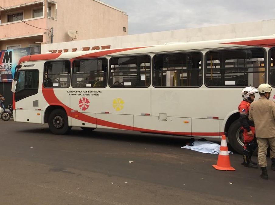 Motociclista morre atropelado por ônibus na 26 de Agosto Vítima foi arremessada para debaixo do ônibus. Adriel Mattos / Correio do Estado