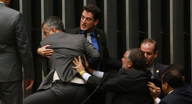 Congresso analisa vetos antes de votar rombo de R$ 159 bi do governo Votação do veto Lei do Cartão Reforma provocou empurra-empurra no Congresso
André Dusek/29.08.2017/Estadão Conteúdo