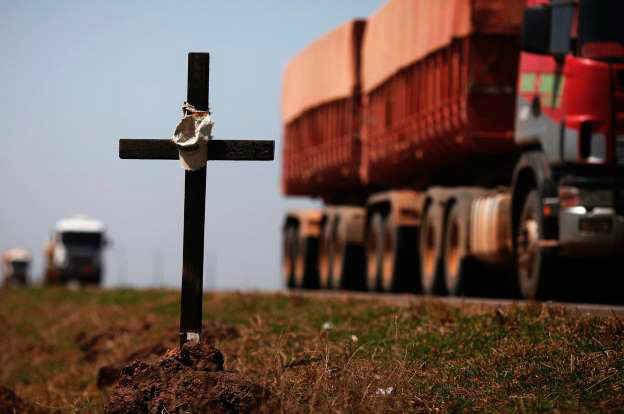 Metade das estradas brasileiras tem problemas com pavimento, aponta CNT Foto: Nacho Doce/Reuters Volume de investimentos nas estradas brasileiras é insuficiente para melhorar a qualidade das rodovias.