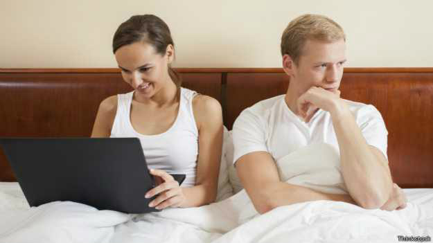 Pesquisa lança alerta sobre ‘vício em internet’ entre jovens adultos Afastar-se de familiares e amigos por causa da internet pode ser sintoma de vício