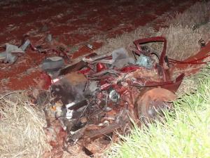 Colisão frontal entre carro e carreta mata jovem de 18 anos Corpo de vítima ficou preso às ferragens após colisão contra caminhão - Foto: Osvaldo Duarte