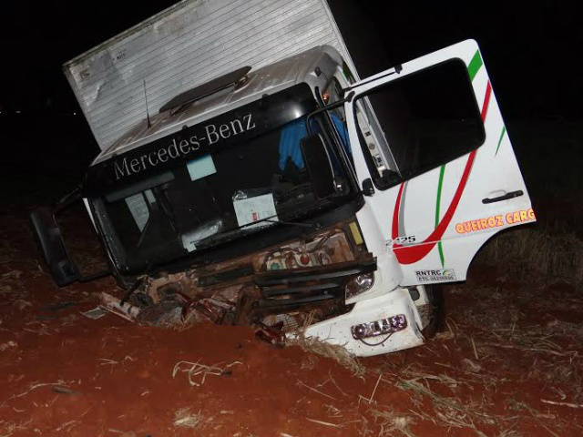 Colisão frontal entre carro e carreta mata jovem de 18 anos Colisão frontal entre carro e carreta mata jovem de 18 anos