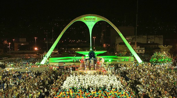 Resumo do primeiro dia de desfile na Marquês do Sapucaí