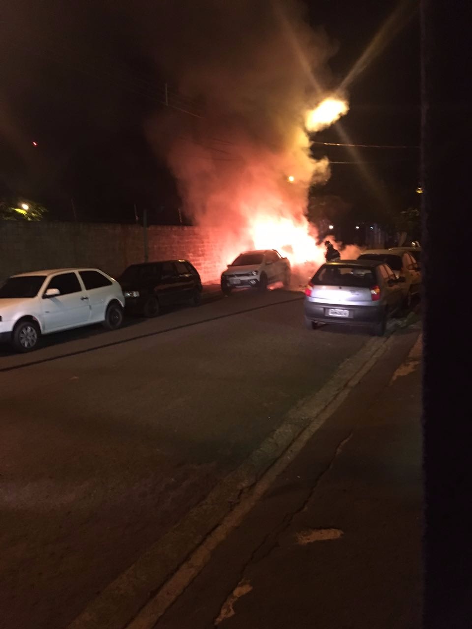 Veículos são incendiados na frente da Casa do Albergado em Campo Grande Veículos são incendiados na frente da Casa do Albergado em Campo Grande