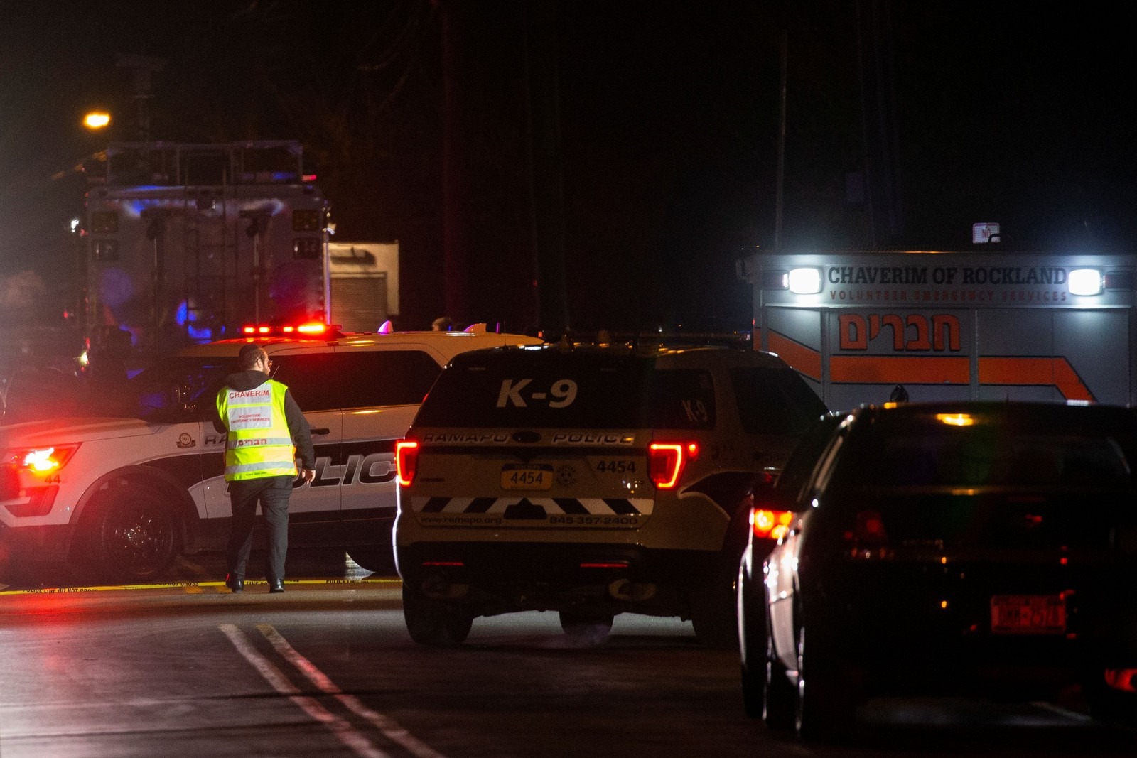 Cinco pessoas são esfaqueadas em ataque no estado de Nova York Homem atacou a facadas pessoas que estavam em celebração na casa de rabino — Foto: Reuters/Eduardo Munoz